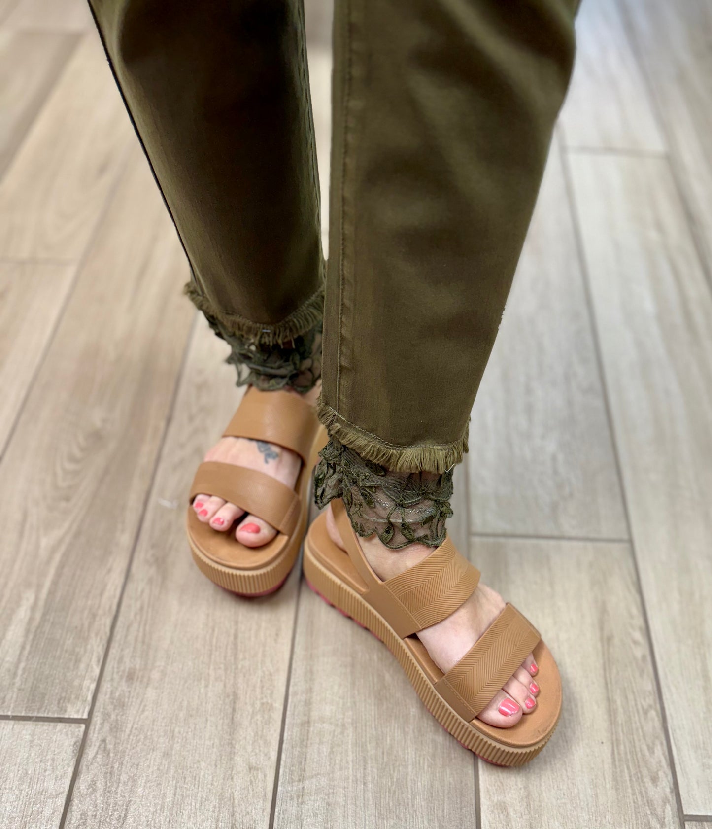 Euro Ethyl P471 Lace Hem Jeans