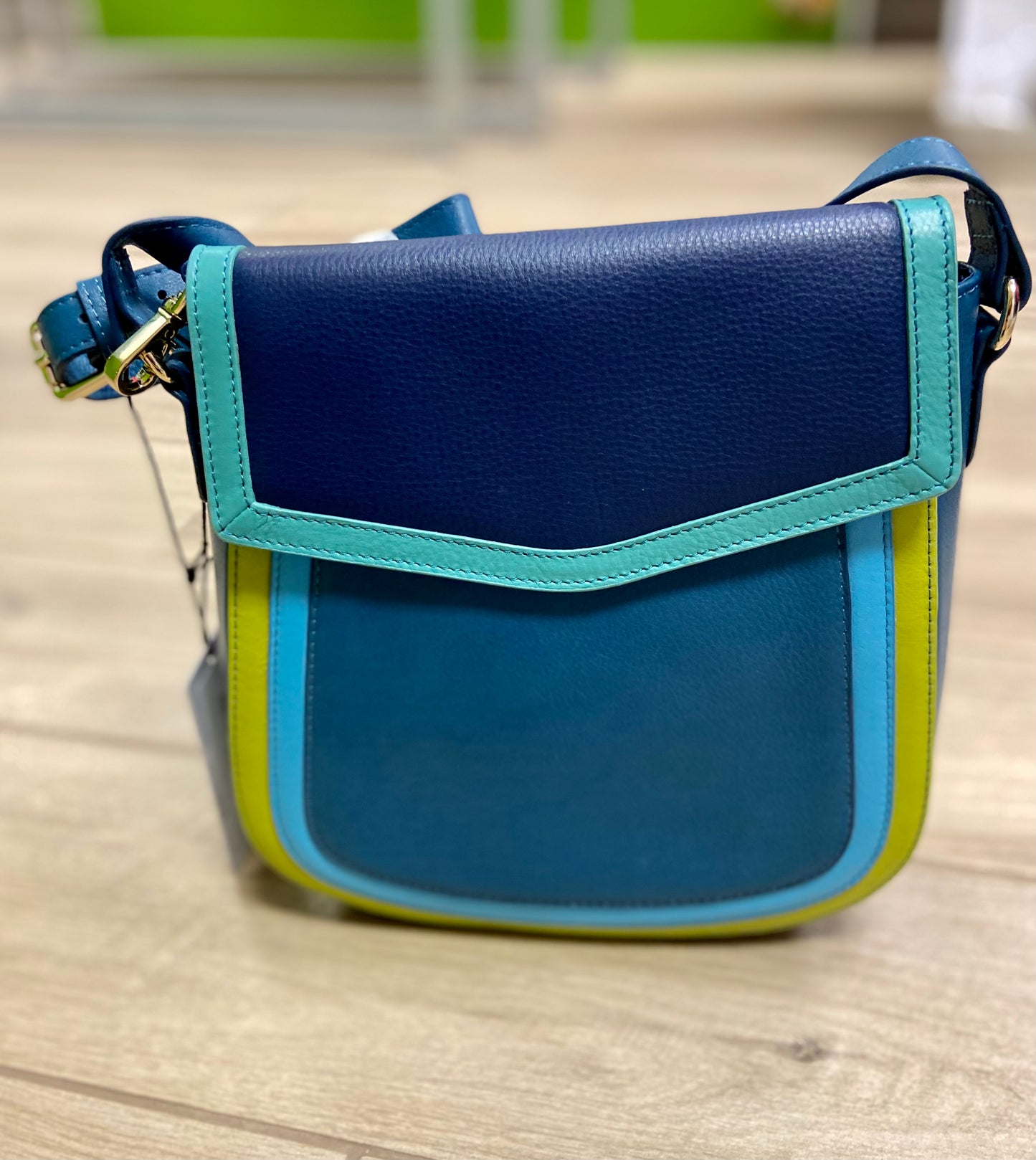ILI 6777 Flap Bucket Bag