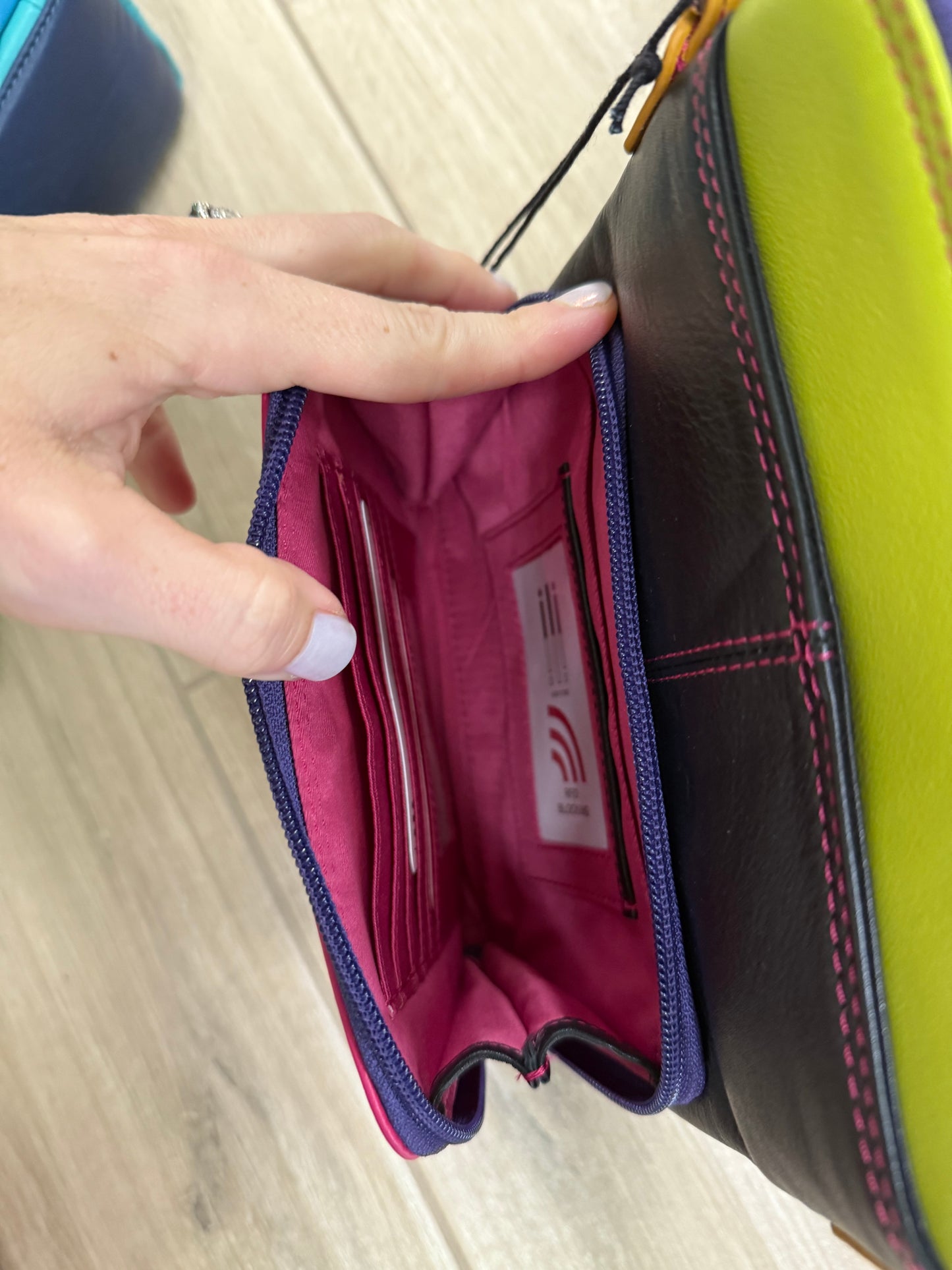 ILI 6330 Crossbody Organizer Bag