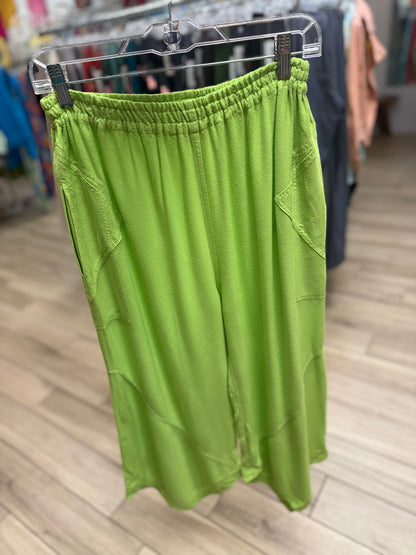 Dairi One Size Pointed Hem Crop Pant