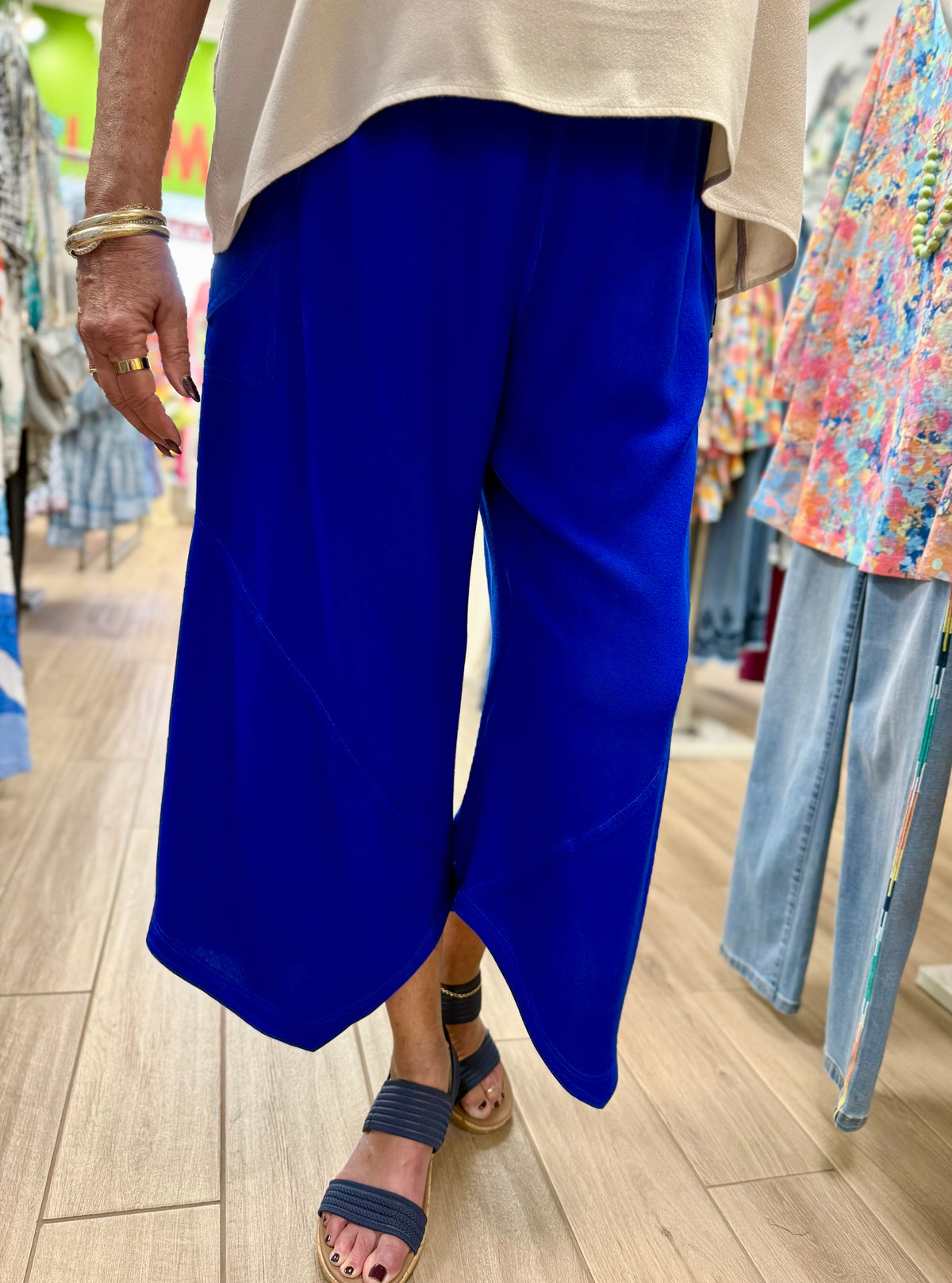 Dairi One Size Pointed Hem Crop Pant