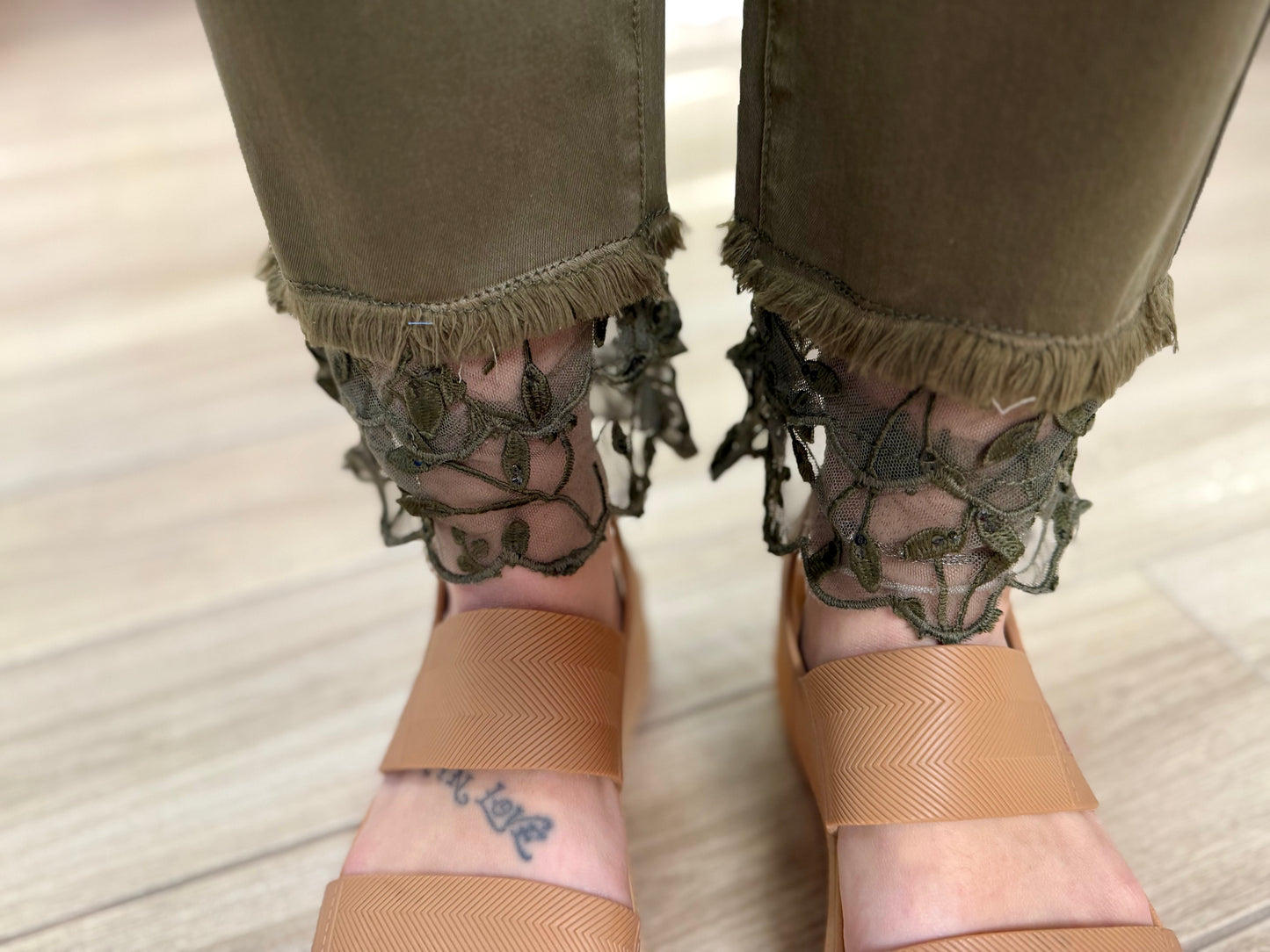 Euro Ethyl P471 Lace Hem Jeans