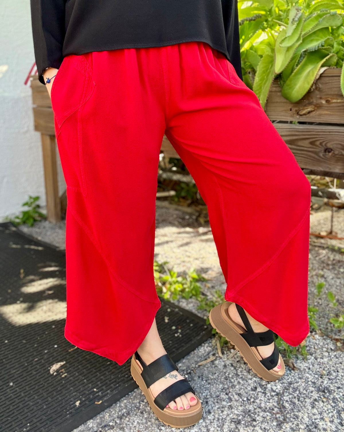 Dairi One Size Pointed Hem Crop Pant