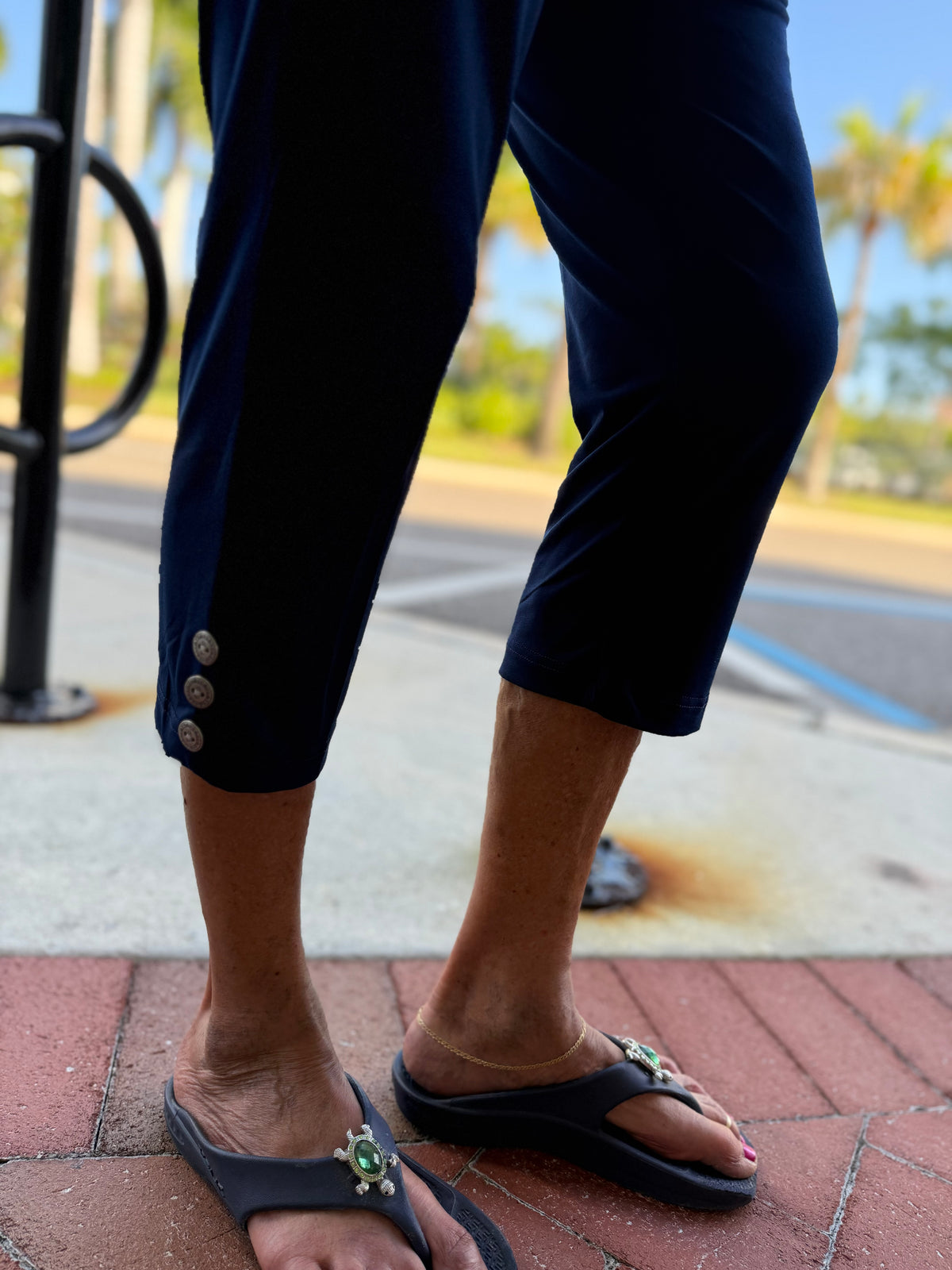 Fashque Button Stretch Capri
